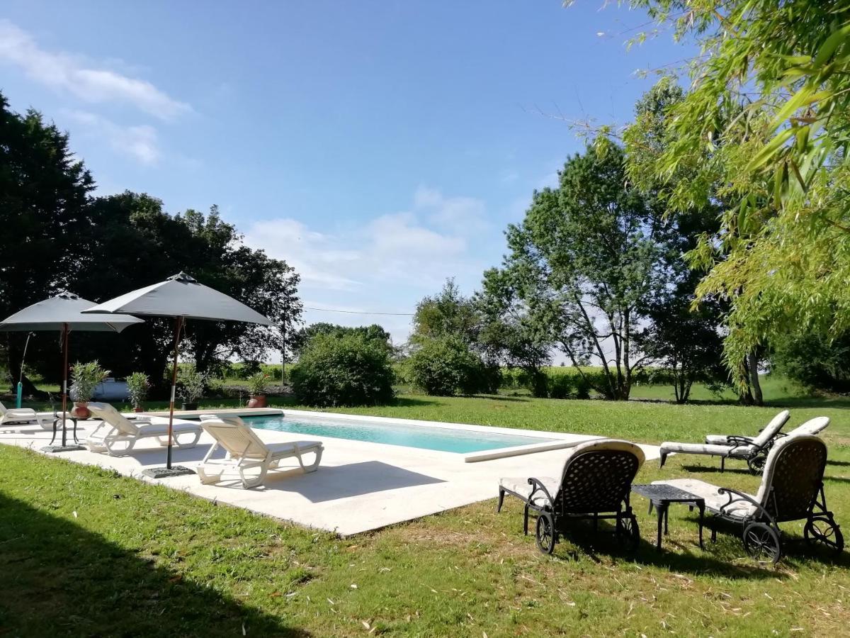 Chateau Des Salles Saint-Fort-sur-Gironde Exterior photo