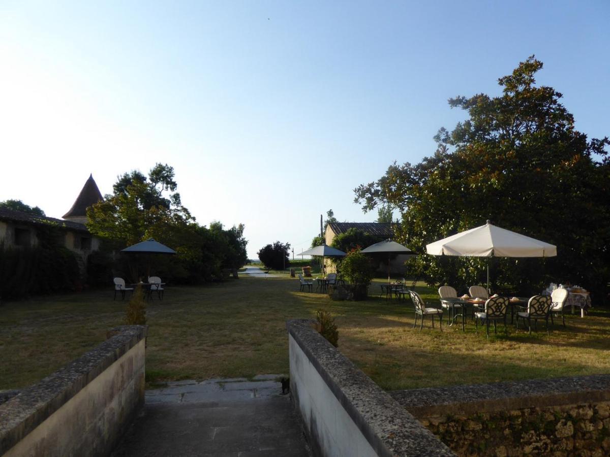 Chateau Des Salles Saint-Fort-sur-Gironde Exterior photo